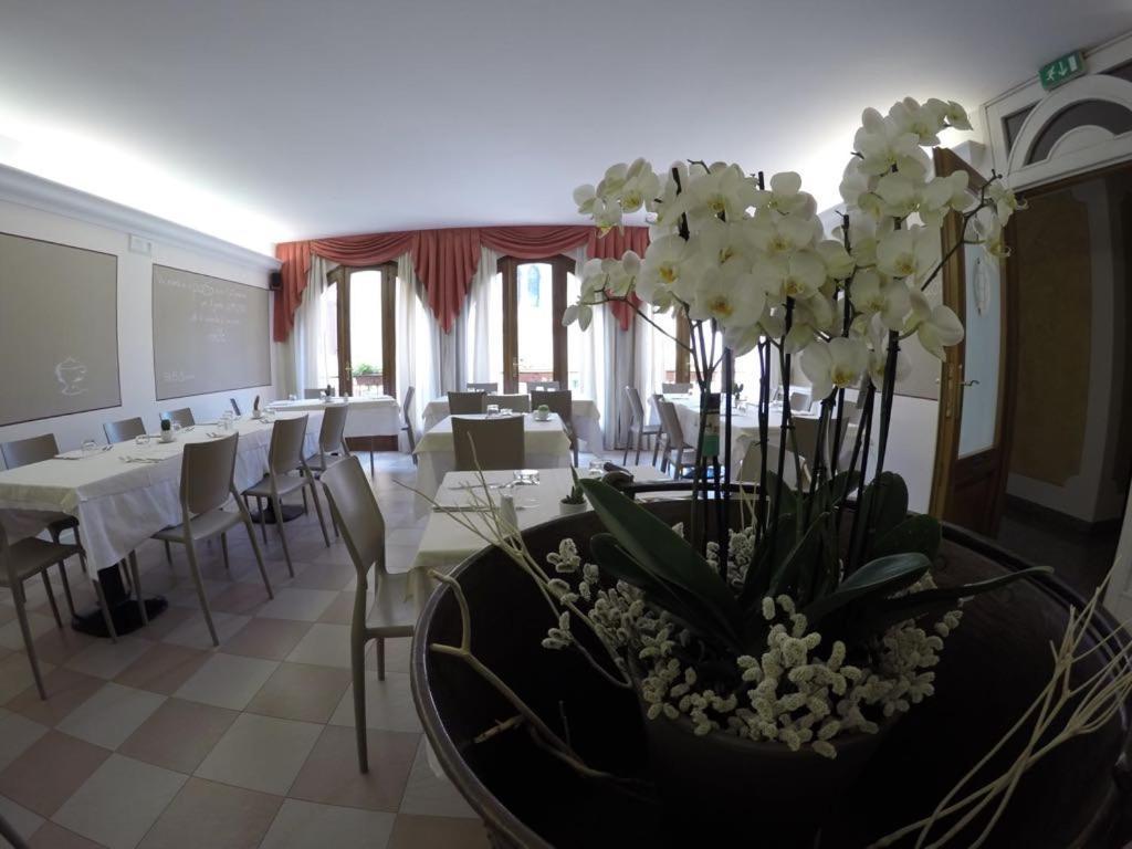 Hotel Ristorante Centrale Vestone Buitenkant foto
